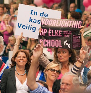 ‘Vertraging voorlichting homoseksualiteit onacceptabel’