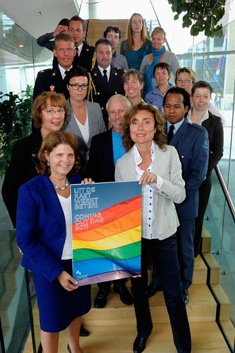 Minister Van Bijsterveldt onthult Coming Out Dag-poster