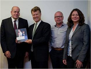 Staatssecretaris Teeven ontvangt Transgenderrapport
