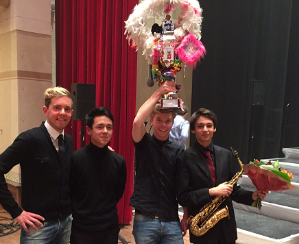COC Songfestival 2015 - winnaar PeeJee voor COC Midden-Nederland met bokaal