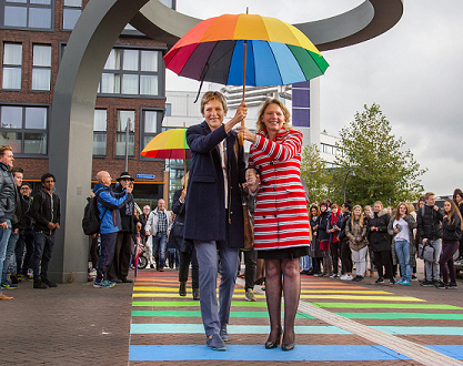 coming-out-dag-2016-lelystad-opening-regenboogpad-door-wethouder-janneke-sparreboom-en-coc-voorzitter-tanja-ineke-fotostudio-wierd-detail-klein