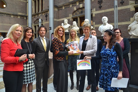 tweede-kamer-aanbieding-petitie-meerouderschap-coc-vz-tanja-ineke-sara-coster-en-theo-bakker-mdg-ouders-van-nu-25-oktober-2016-foto-coc-nl-philip-tijsma-klein