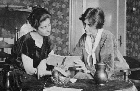 frieda-belinfante-links-en-henriette-bosmans-cc-us-holocaust-memorial-museum